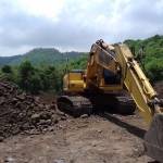 Tampak alat berat berada di lokasi tambang ilegal yang tetap beraktivitas di Kecamatan Banyuglugur. foto: MURSIDI/ BANGSAONLINE