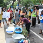 Aksi warga saat demo di depan PDAM Lamongan.