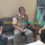 Koordinator ARPL Kediri, Ari Purnomo Adi (tengah) didampingi Benny Prastya saat berkoordinasi dengan Priyo Sunarji, Penyuluh Kehutanan Ahli Madya Dinas Kehutanan Trenggalek Wilker Kediri. Foto: MUJI HARJITA/ BANGSAONLINE