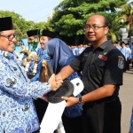 Penyerahaan mobil dan motor ambulans secara simbolis oleh Wabup Tuban Noor Nahar Hussein, Jumat (29/11/2019).