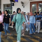 Aktifitas penumpang di Stasiun Madiun. 