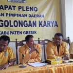 Wakil Ketua Bidang Hukum Golkar Gresik, A.F ajar Yulianto bersama jajaran pengurus lainnya. foto: SYUHUD/ BANGSAONLINE