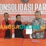 Bakal calon wakil bupati, Ari Purnomo Adi (nomor 2 dari kanan) saat menyerahkan berkas permohonan kepada Ketua Bapilu DPC PDIP Kabupaten Kediri, Tri Efendi. Foto: MUJI HARJITA/BANGSAONLINE