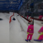 Pengunjung saat menikmati permainan di Trans Snow World.