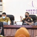 Wali Kota Kediri, Abdullah Abu Bakar (kiri), dan Kajari Kota Kediri, Sofyan Selle, saat memberi arahan dalam Sosialisasi Kegiatan Pengamanan Pembangunan Strategis. Foto: Ist