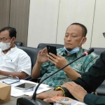 Anggota Komisi II DPRD Gresik, Markasim Halim Widianto, dan Faqih Usman bersama Wakil Ketua DPRD Gresik, Ahmad Nurhamim (tengah). Foto: SYUHUD/BANGSAONLINE