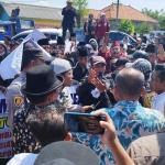 Puluhan anggota Ormas Madas saat demo di depan PT Budiono, Desa Ambat, Kecamatan Tlanakan, Pamekasan.