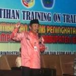 Kadisperindag dan ESDM Jember Achmad Sudiyono  saat memberikan motivasi kepada 100 peserta Pelatihan Training of Trainers (TOT) Bimbingan Tekhnis Peningkatan Keterampilan di Kabupaten Jember. Foto: yudi indrawan/BANGSAONLINE