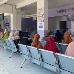 Warga saat sedang antre di depan loket pendaftaran RSUD Kilisuci, Kota Kediri. Foto: Ist.