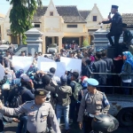 Mahasiswa UNARS Saat menggelar demo di depan kampusnya. foto: MURSIDI/ BANGSAONLINE