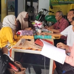 Panitia P3D Kembangan tengah menerima para pendaftar. Foto: SYUHUD/BANGSAONLINE