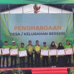 Perwakilan 6 kelurahan di Kota Kediri saat menerima penghargaan Desa/Kelurahan Bersih dan Lestari atau Berseri. Foto: Ist