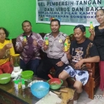 Warga RW 04 Songgokerto kompak membuat hand sanitizer berbahan lidah buaya dan daun kemangi.