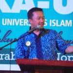 Menpora Imam Nahrawi memberikan sambutan dalam pengukuhan IKA - UINSA. foto: devi fitri afriyanti/BANGSAONLINE