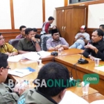 Suasana hearing SP FSPMI PT. Smelting dengan Komisi D, Senin (27/2) kemarin. foto: SYUHUD/ BANGSAONLINE