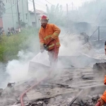 Tim Damkar Pemkab Gresik saat melakukan pemadaman. FOTO: ist.