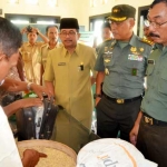 Komandan Kodim 0827/Sumenep Letkol Inf. Budi Santoso saat memantau ketersediaan Gabah milik petani. foto: istimewa