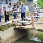 Anggota DPRD Jatim, Dr. H Kuswanto meninjau lokasi sumber banjir di Desa Jasem, Kecamatan Ngoro, Kabupaten Mojokerto. foto: istimewa