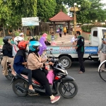 Garda Bangsa dan Gemasaba Situbondo saat bagikan ribuan takjil di simpang empat alun-alun setempat.