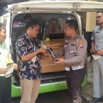 Kasatlantas Polres Ngawi, Iptu Achmad Fahmi, saat melakukan sosialisasi diberlakukannya pelayanan baru.