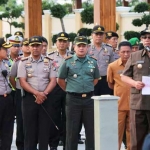 Pengiriman delapan truk logistik ini dilakukan di halaman Kantor Pemkab Blitar di Kanigoro, Senin (03/09/2018).