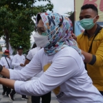 Wali Kota Batu, Dewanti Rumpoko, saat mengikuti agenda restorasi pohon di sekitar Jalan Panglima Sudirman.