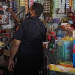 Petugas gabungan saat melakukan razia rokok ilegal terhadap salah satu warung di Kota Kediri. Foto: Ist