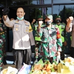 Wakapolres Mojokerto Kompol David Triyo Prasojo bersama rombongan saat memberi kejutan dalam Giat HUT Kodam V Brawijaya di Makodim 0815 Mojokerto.