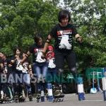 Polisi bersepatu roda saat sedang latihan di halaman Satlantas Polres Jombang. (foto: rony suhartomo/ BANGSAONLINE