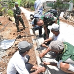 Pasiter Kapten Arhanud Jumawi saat melakukan peninjauan ke lokasi TMMD ke-106 Kodim 0818 Malang-Batu.