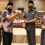 Bupati Fadeli menyerahkan bendel usulan Raperda kepada Ketua DPRD Lamongan Abdul Ghofur.