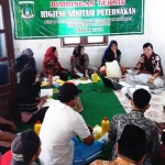 Para peternak diberikan bimbingan teknis higien sanitasi peternakan.