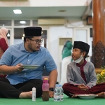 Bupati Kediri, Hanindhito Himawan Pramana, saat berbuka dan mengajak berbincang dengan salah satu anak yatim. Foto: Ist