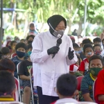 Wali Kota Risma saat memberikan motivasi ke anak-anak Rusun Penjaringan Sari supaya sukses. (foto: ist).