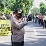 Kapolresta Sidoarjo Kombes Pol. Sumardji saat meninjau Operasi Yustisi Penegakan Disiplin Protokol Kesehatan.