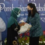 Ketua TP PKK Kabupaten Kediri, Eriani Annisa Hanindhito, saat menyerahkan bantuan kepada salah satu warga. Foto: Ist