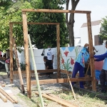 Warga dan Pokdarwis Desa Tebel, Kecamatan Gedangan, Sidoarjo, ketika membagun gazebo untuk perpustakaan di sekitar sungai.