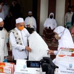 Gubernur Jawa Timur Khofifah Indar Parawansa didampingi Pangdam V Brawijaya Mayjen TNI Widodo Iryansyah dan Kapolda Jatim Irjen Fadil Imran, saat menyerahkan bantuan ke Pondok Pesantren Lirboyo. foto: MUJI HARJITA/ BANGSAONLINE