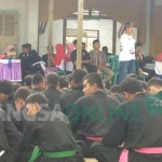 Peserta tes kenaikan kelas saat berkumpul di lapangan Kecamatan Bangilan mengikuti pengarahan. foto: AHMAD/ BANGSAONLINE