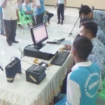 Petugas Dispendukcapil melayani perekaman di Lapas Kelas IIB Jombang. foto: RONY S/ BANGSAONLINE