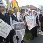 ?

Pelajar SMP dzan SMA Muhammadiyah di Tuban, saat demo. Foto:suwandi/bangsaonline