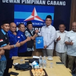 Ketua Satgas Pemenangan Pilkada DPD Demokrat Jatim Dedi Irwansyah (pakai rompi) saat menyerahkan surat tugas kepada dr Asluchul Alif sebagai Bacabup Gresik.