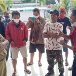  ?Warga Kelurahan Tawangsari, Kecamatan Garum Kabupaten Blitar saat meluruk kantor kelurahan setempat memprotes penyaluran BST.