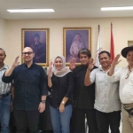 Ketua Harian Situs Ndalem Pojok, Kushartono (paling kiri), dan tim saat bertemu dengan pengurus Yayasan Pendidikan Soekarno di Jakarta. Foto: Ist