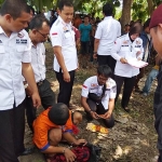 Pelaku saat memperagakan salah satu adegan dalam rekonstruksi yang digelar oleh Polresta Sidoarjo.