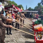 Pemusnahan barang bukti di Halaman Kantor Kejaksaan Negeri Tulungagung.