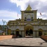 ?

Keindahan Masjid Jamik Keraton Sumenep yang dibangun dengan perpaduan tiga seni arsitektur. foto lukman/BANGSAONLINE