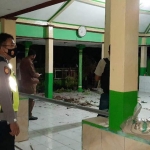 Kondisi Balai Desa Ngimbang, Kecamatan Palang, Tuban, usai jadi sasaran amuk massa yang tak puas dengan keputusan pihak pemdes terkait penanganan perselingkuhan. 