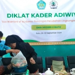 Ketua Relawan Eco Enzym Kota Batu, Gung Endah Tuti Rahayu, saat membantu penimbangan bahan baku eco enzyme.