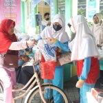 DRIVE THRU: Penyerahan paket sembako secara drive thru di halaman SMA Al Muslim Sidoarjo, Sabtu (15/4/2023). Foto: Ist.